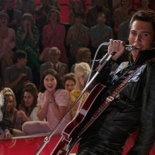 Elvis: Austin Butler in un numero musicale