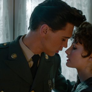 Elvis: Austin Butler e Olivia DeJonge in una scena del film