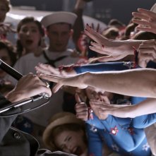 Elvis: Austin Butler durante una scena con le fan di Elvis