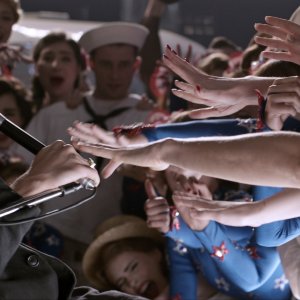 Elvis: Austin Butler durante una scena con le fan di Elvis