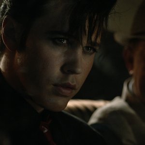 Elvis: Austin Butler e Tom Hanks in una scena del film