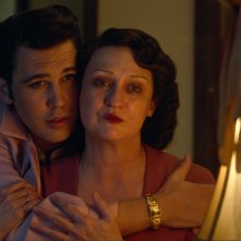 Elvis: Austin Butler con Helen Thomson in una scena del film