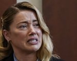 Amber Heard piange sul banco dei testimoni durante il processo contro Johnny Depp (VIDEO)