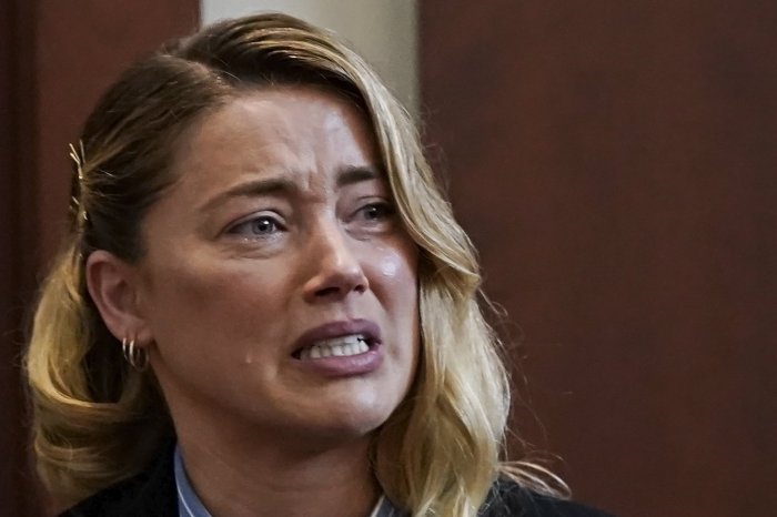 Amber Heard piange sul banco dei testimoni durante il processo contro Johnny Depp (VIDEO)