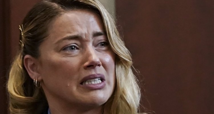 Amber Heard piange sul banco dei testimoni durante il processo contro Johnny Depp (VIDEO)