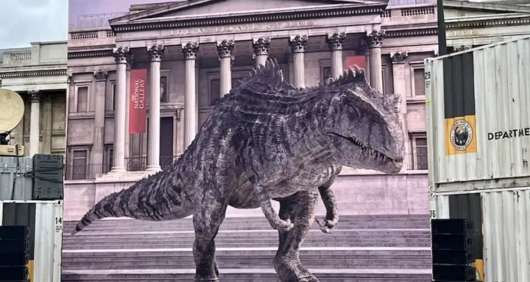 Jurassic World   Il dominio: un Giganotosauro invade Trafalgar Square a Londra