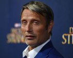 Mads Mikkelsen protagonista del film King's Land, diretto da Nikolaj Arcel