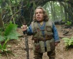 Willow: nel nuovo trailer Warwick Davis brucia i nemici con un lanciafiamme