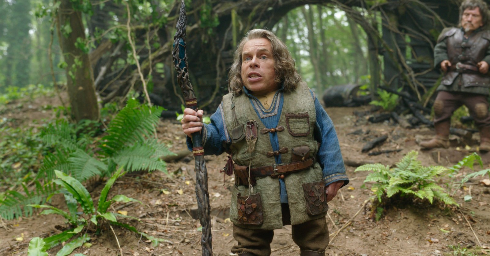 Willow: nel nuovo trailer Warwick Davis brucia i nemici con un lanciafiamme