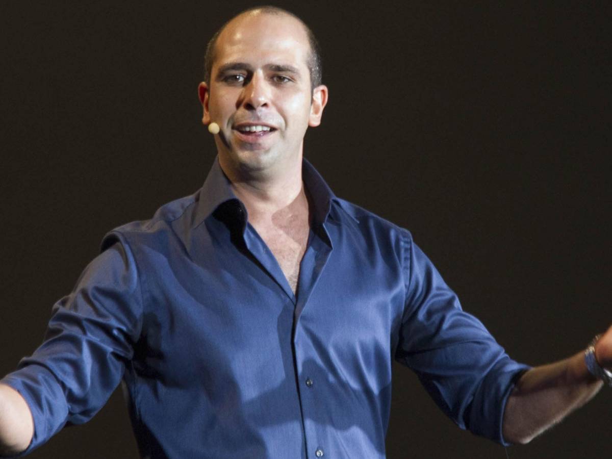 Checco Zalone torna con un tour nei teatri e presenta la nuova hit estiva (video) Checco Zalone torna con un tour nei teatri e presenta la nuova hit estiva (video)