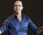 Checco Zalone torna con un tour nei teatri e presenta la nuova hit estiva (video)
