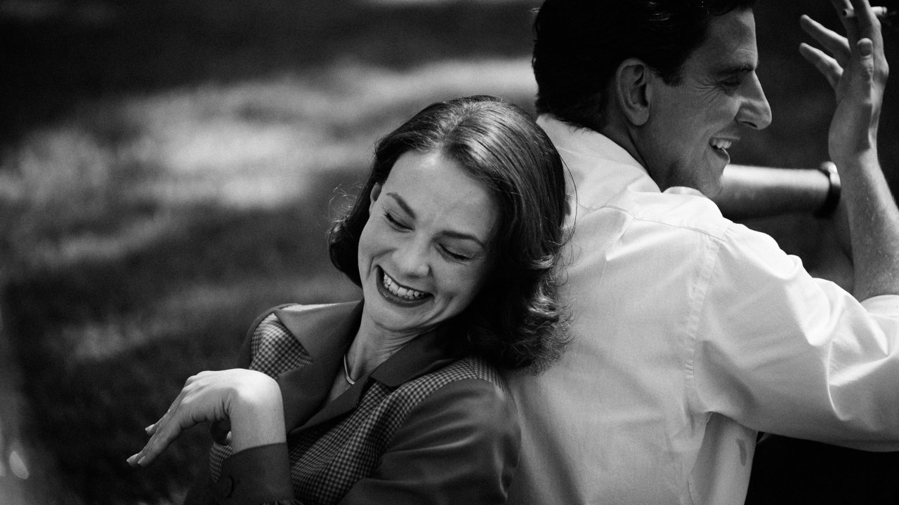 Carey Mulligan e Bradley Cooper in una scena di Maestro