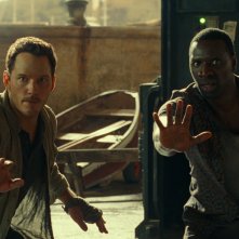 Jurassic World: Il Dominio, Chris Pratt e Omar Sy in una scena del film