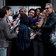 Jurassic World: Il Dominio, Jeff Goldblum assediato dai fan in una scena