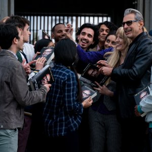 Jurassic World: Il Dominio, Jeff Goldblum assediato dai fan in una scena