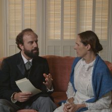 Wild Nights with Emily Dickinson: Molly Shannon e Brett Gelman in una scena del film