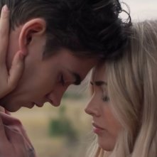 After 4: Josephine Langford e Hero Fiennes-Tiffin in una scena romantica