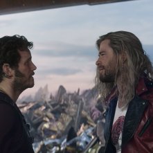 Thor: Love and Thunder, Chris Hemsworth e Chris Pratt in una scena del film