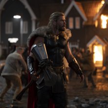 Thor: Love and Thunder, Chris Hemsworth in una scena d'azione