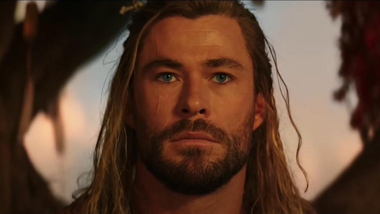 Chris Hemsworth in primo piano in Thor: Love and Thunder