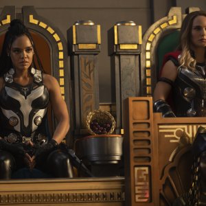 Thor: Love and Thunder, Natalie Portman, Tessa Thompson, Akosia Sabet in una scena del film