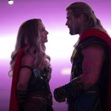 Thor: Love and Thunder, Natalie Portman e Chris Hemsworth durante una scena del film