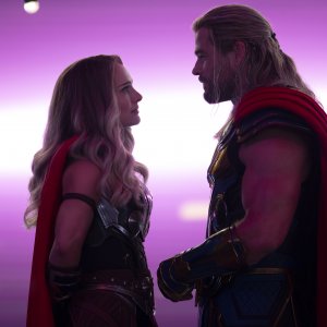 Thor: Love and Thunder, Natalie Portman e Chris Hemsworth durante una scena del film