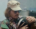 Johnny Depp coccola un cucciolo di tasso in un centro di soccorso per animali del Kent (FOTO)