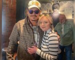 Johnny Depp ha dato dei consigli ad una pub manager incinta: 'Nessuno di noi riusciva crederci'