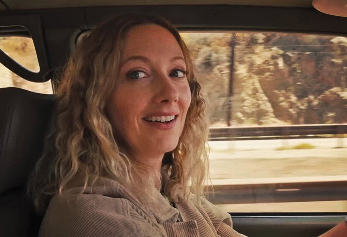 Hollywood Stargirl, Judy Greer: “Ana e Stargirl si esprimono con il guardaroba"