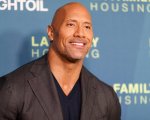Dwayne Johnson fa piangere sua madre dopo averle comprato una nuova casa: 'Goditela mamma'