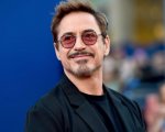 Robert Downey Jr. svela il suo nuovo look: l'attore ha i capelli blu