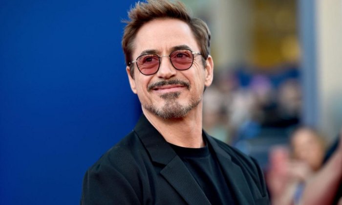 Robert Downey Jr. svela il suo nuovo look: l'attore ha i capelli blu