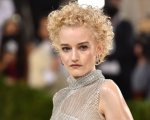 Julia Garner interpreterà Madonna nel film biografico prodotto da Universal?
