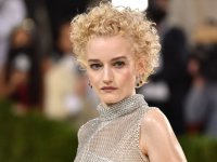 Julia Garner interpreterà Madonna nel film biografico prodotto da Universal?