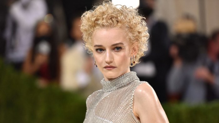 Julia Garner interpreterà Madonna nel film biografico prodotto da Universal?