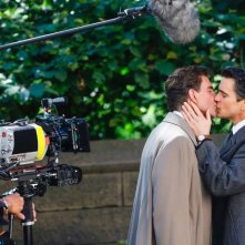 Maestro: Bradley Cooper e Matt Bomer si scambiano un bacio sul set