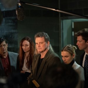 The Staircase: Colin Firth con Sophie Turner e Patrick Schwarzenegger in una scena