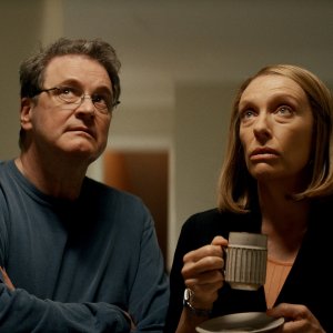 The Staircase: Colin Firth e Toni Collette guardano il soffitto