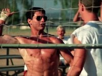 Top Gun, il regista Tony Scott è stato quasi licenziato per la scena della pallavolo: 'Erano furiosi'