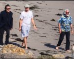Leonardo DiCaprio in spiaggia a Malibu con la fidanzata, Al Pacino e suo padre George DiCaprio (FOTO)