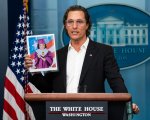 Matthew McConaughey invoca una riforma della legge sul possesso di armi nel discorso alla Casa Bianca