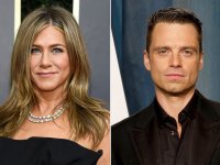 Sebastian Stan dice a Jennifer Aniston che Friends 'lo ha aiutato a superare tante notti solitarie'