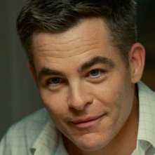 The Contractor: un primo piano di Chris Pine sorridente
