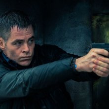 The Contractor: Chris Pine con la pistola in mano