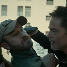 The Contractor: Chris Pine e Ben Foster in una scena del film