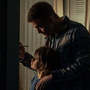 The Contractor: Chris Pine in una scena