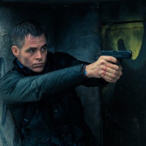 The Contractor: Chris Pine in una scena del film