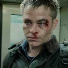 The Contractor: un primo piano di Chris Pine ferito