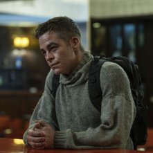 The Contractor: un primo piano di Chris Pine